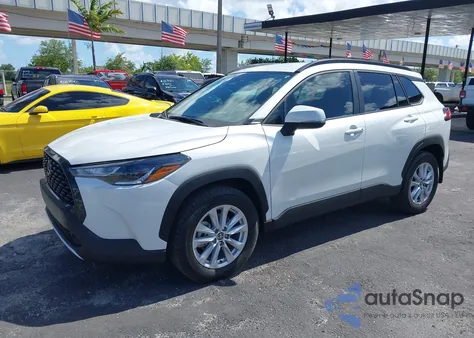 2024 Toyota Corolla Cross Le z USA, uszkodzony, nr VIN 7MUCAAAG1RV084549